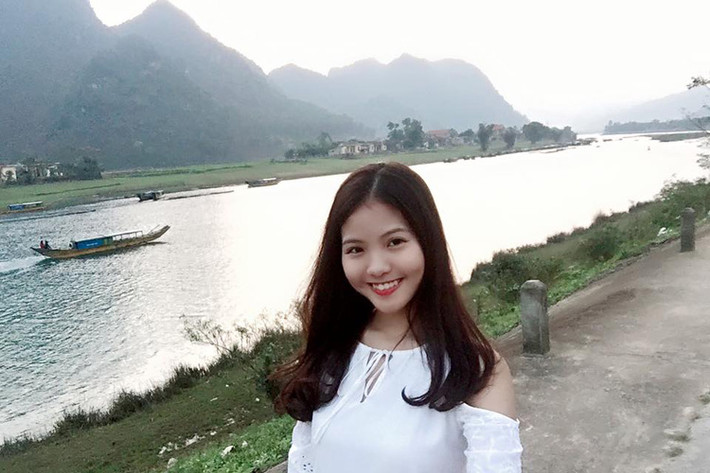 Năm 2015, Khánh Linh đã giành giải nhất cuộc thi Cán bộ Đoàn tài năng của trường THPT Việt Đức (tiền thân là Miss Việt Đức).