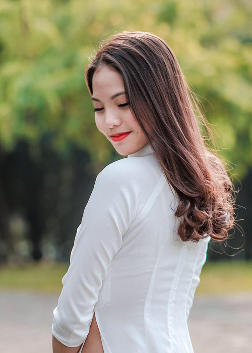 Ngoài ra, trong học tập, vợ sắp cưới của Chí Anh nhiều năm liền là học sinh khá giỏi của lớp.