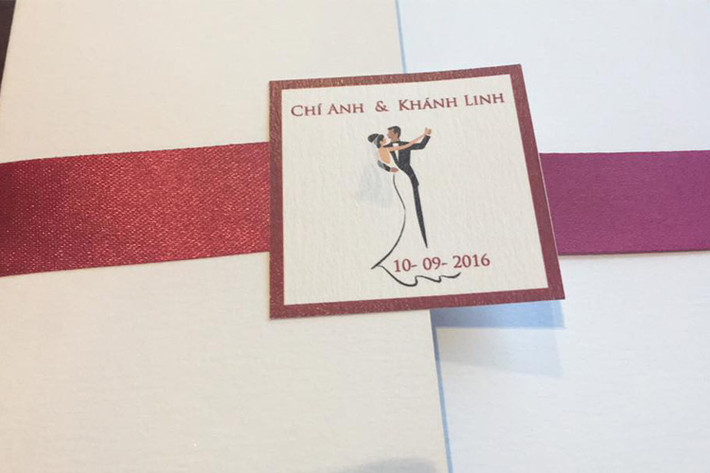 Nghi vấn về đám cưới của tình cũ của Khánh Thi bắt đầu rộ lên khi trên trang cá nhân, Hoa hậu Mai Phương Thúy chia sẻ thiệp mời ghi tên chú rể là Chí Anh.