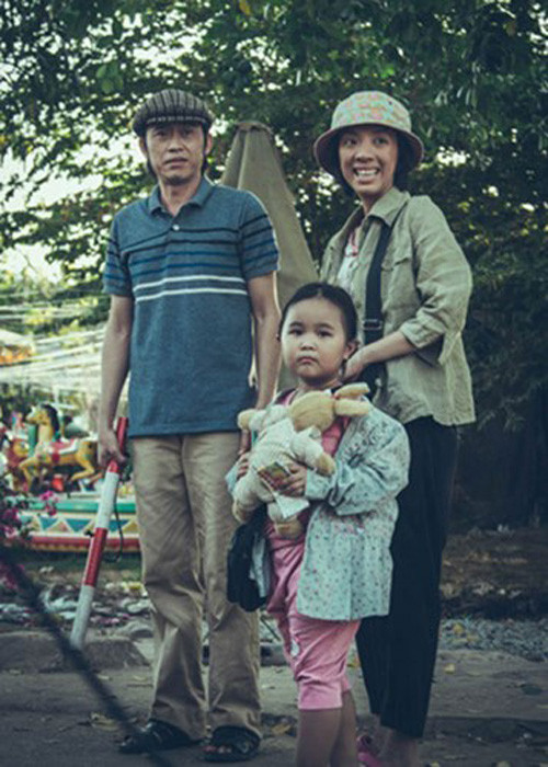 Hai mẹ con luôn được những người tốt bụng xung quang giúp đỡ: ông Ba hủ tíu, chú Lâm “SIDA”, chú Tuấn giang hồ. Tuy nhiên, mẹ của Nắng lại vướng vào vòng lao lý với cái án phạt nặng nhất là tử hình.