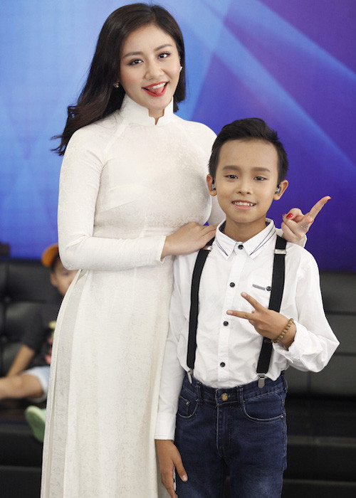 Hồ Văn Cường nhí nhảnh bên nữ ca sĩ Văn Mai Hương - Á quân Vietnam Idol 2010.