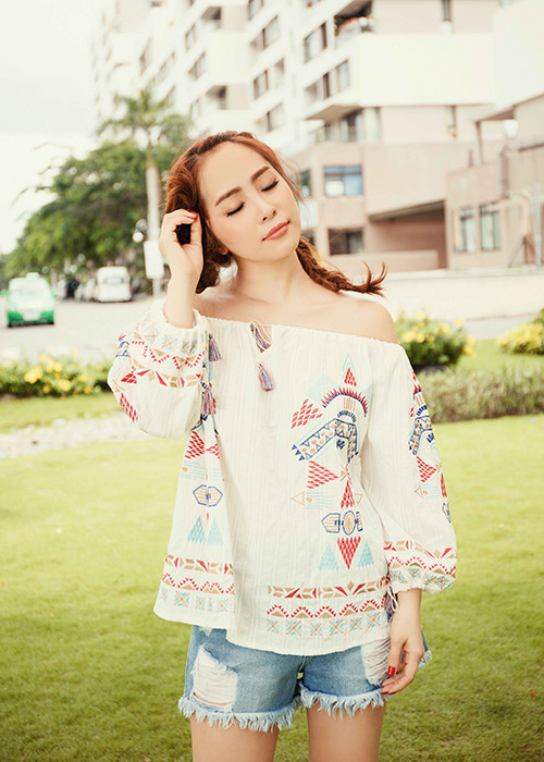 Trong bộ ảnh mới, Quỳnh Nga lăng xê khá nhiệt tình xu hướng áo trễ vai vốn khá quen thuộc năm nay.