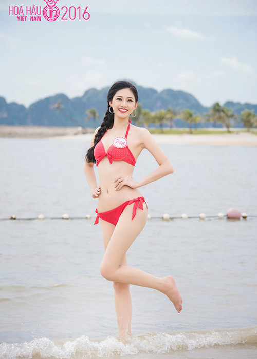 Ngô Thanh Thanh Tú sở hữu chiều cao 1m80, cân nặng 58kg và số đo 3 vòng: 81-62-99. Người đẹp sinh năm 1996 cũng gây ấn tượng bởi vẻ duyên dáng, thanh lịch.