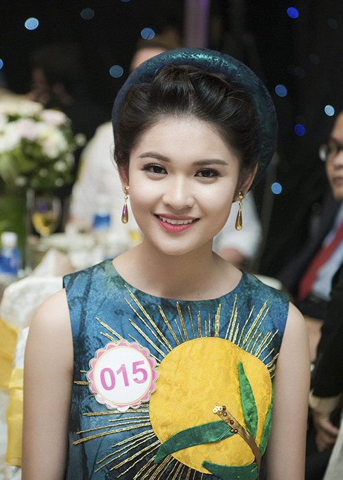 Á hậu 9x còn được xem là một trong những thí sinh Hoa hậu Việt Nam 2016 giỏi ngoại ngữ. Ở cuộc thi, Thùy Dung từng tự tin phỏng vấn một thầy giáo nước ngoài.