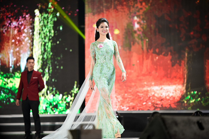 Huỳnh Thị Thùy Dung vừa giành được danh hiệu Á hậu 2 cuộc thi Hoa hậu Việt Nam 2016. Dù không đăng quang ngôi vị cao nhất nhưng cô gái 9x này vẫn gây chú ý.