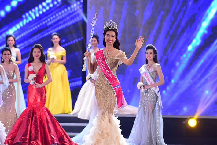 Vừa mới trở thành tân Hoa hậu Việt Nam 2016 nhưng Đỗ Mỹ Linh đã dính loạt ồn ào. Mới nhất, cô vướng nghi vấn đã xúc phạm giáo viên của mình bằng lời kém văn minh vào lúc 13 tuổi.