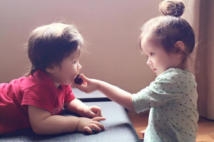 Elly Trần từng chia sẻ hình ảnh con gái ân cần đút đồ ăn cho em trai mặc dù cô nhóc đang bị bệnh.