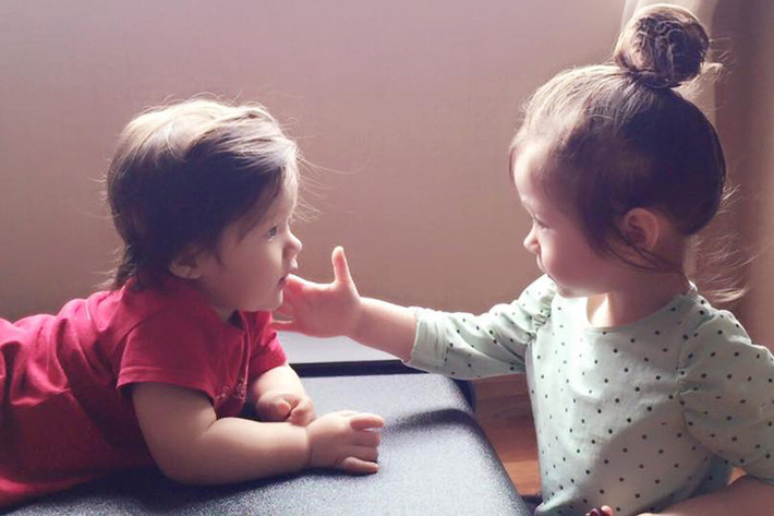Nữ diễn viên “Khát vọng thượng lưu” thổ lộ: “Niềm vui nho nhỏ thứ 1: Cadie dù có đang bệnh hay buồn ngủ thế nào, dù đang đắp chăn cuộn tròn trên võng thiu thiu ngủ, chỉ cần nghe 1 tiếng oa oa của em là bật dậy như lò xo nói "Em khóc rồi. Đi kiếm em đi!" Sau đó đâm đầu chạy thục mạng ra khỏi phòng kiếm em ngay”.