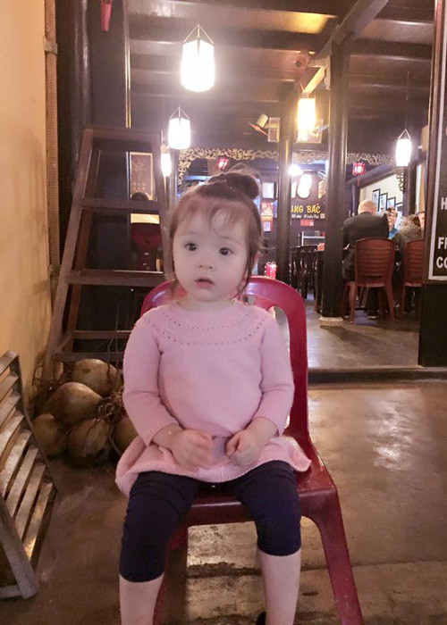 “Niềm vui nho nhỏ thứ 2: Được ai cho món ăn gì thì Cadie cũng chạy lại đút em rồi nói "Alfie ăn ngon đi", sau khi em nhai xong thì vuốt mặt em hỏi "Alfie ngon không ? Alfie ngon hả?", Elly Trần viết về cô con gái đầu lòng của mình.