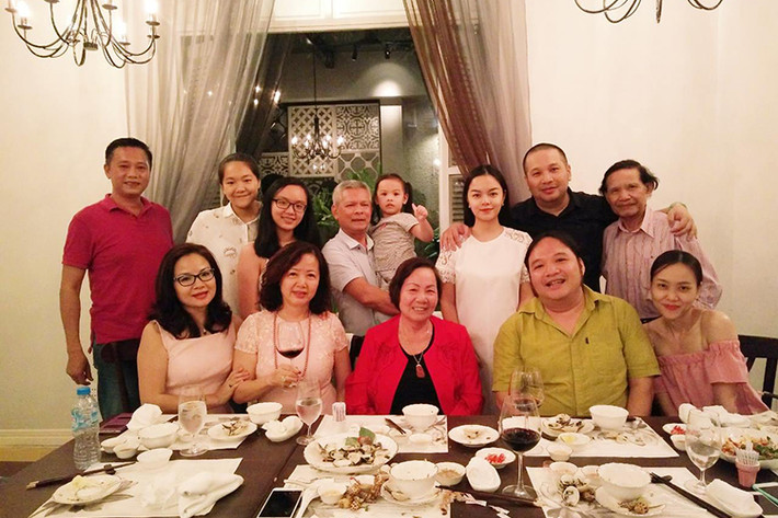 Hình ảnh Phạm Quỳnh Anh đón tuổi mới bên chồng con và những người thân bên hai gia đình nội ngoại.