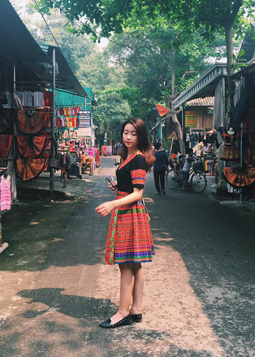 Ở ngoài đời, cô sinh viên Đại học Ngoại thương Hà Nội được bạn bè yêu mến bởi sở hữu giọng hát hay và tính tình rất hoạt bát.