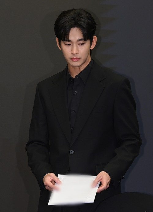 Kim Soo Hyun tổ chức buổi họp báo vào chiều ngày 31/3. Đây là lần đầu tiên nam diễn viên Vì sao đưa anh tới lộ diện trước công chúng sau khi bị tố hẹn hò Kim Sae Ron từ khi cô mới 15 tuổi. Ảnh: Xportsnews.