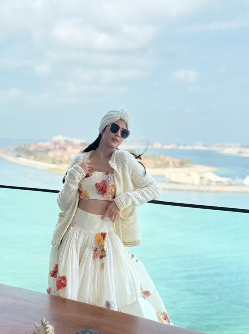 Nàng hậu có chuyến công tác ở Dubai khi biết tin bầu bí. Ảnh: FB Ngọc Hân.