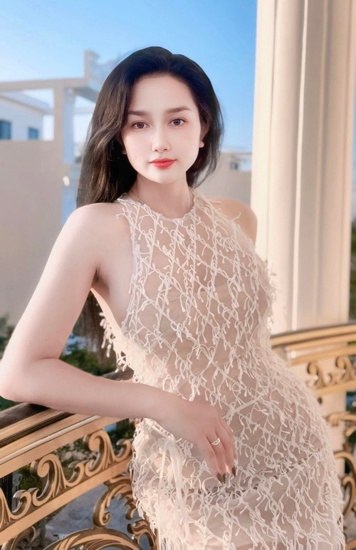 Tháng 1/2025, cô được chồng tặng biệt thự chục tỷ.