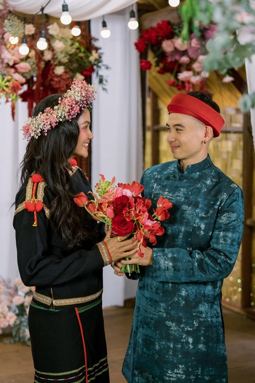 H'hen Niê diện trang phục truyền thống của người Ê-Đê còn Tuấn Khôi mặc áo dài. Ảnh: FB Tuấn Khôi.