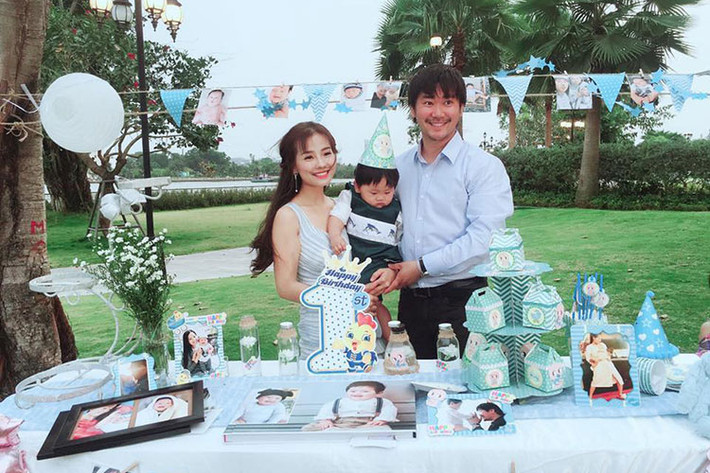 Vợ chồng Khánh Hiền “Tôi thấy hoa vàng trên cỏ xanh” tổ chức tiệc sinh nhật cho con trai tròn 1 tuổi.