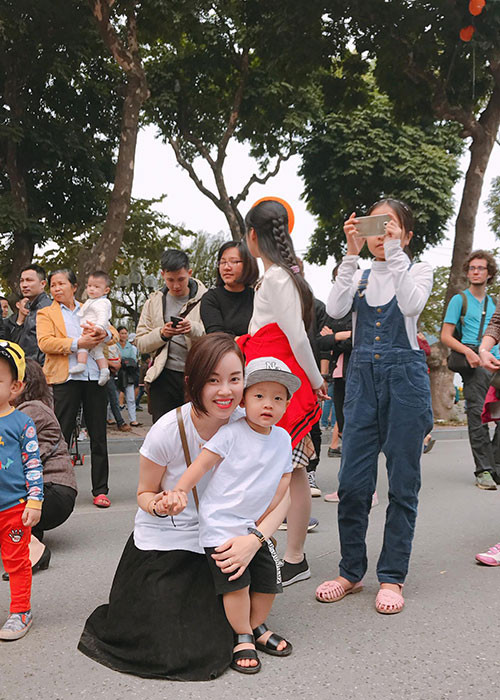 Con trai của Ly Kute luôn quấn quýt không rời mẹ.