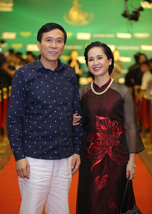 Ngoài diễn viên Bảo Thanh, NSND Lan Hương cũng được ông xã tháp tùng tại sự kiện.