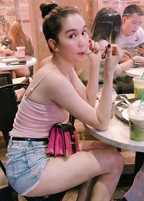 Ngọc Trinh than thở cô tăng cân vì buồn.