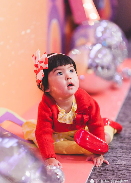 Bé Bobo chào đời vào tháng 3/2017, là con gái út của Giả Tịnh Văn và Tu Khải Kiệt.