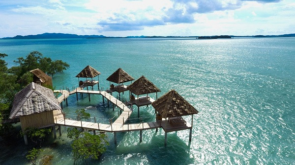 Ăn tối tại hòn đảo tư nhân cũng là một trải nghiệm sang trọng hơn. Sự pha trộn của 4 hoặc 5 món ăn kiểu Indonesia và phương Tây đã được phục vụ theo kiểu tự chọn, bữa sáng của khu nghỉ mát với các món được nấu chín theo yêu cầu.