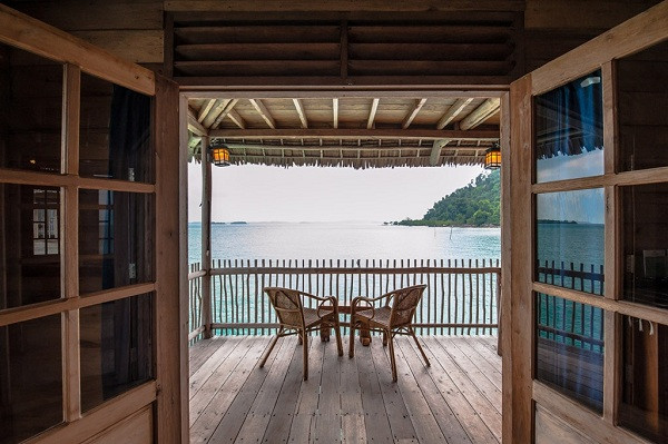 Bãi biển nằm ngay bên cạnh khu nghỉ dưỡng và cũng có trung tâm giải trí. Bạn có thể mượn thuyền kayak hoặc paddleboard, chơi bóng chuyền bãi biển hoặc một vài môn thể thao thú vị khác. Đối với những người thực sự muốn thư giãn, hãy đi vào võng hoặc ghế của mình, hoặc đắm mình trong nước biển mát, trong xanh dọc theo bờ biển có độ dốc thoai thoải, nhẹ nhàng.
