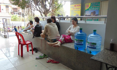 Theo ghi nhận của Phụ nữ &amp; Gia đình, khoảng 10 giờ sáng nay, hầu hết các nạn nhân bị thương trong vụ cháy chung cư Carina đã được đưa đi bệnh viện cấp cứu. Trong khi đó, những người may mắn thoát nạn vẫn chưa hết bàng hoàng, sợ hãi.