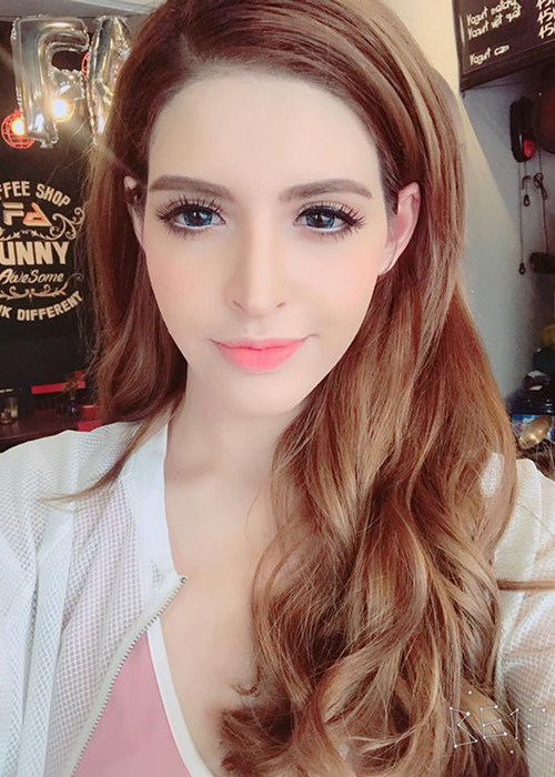 Mới đây, một trang fanpage đăng tải thông tin hot girl Andrea đi khách giá 12.000 USD với người đàn ông 65 tuổi. Tuy nhiên, Andrea khẳng định thông tin cô đi khách là hoàn toàn bịa đặt. Ảnh: FBNV