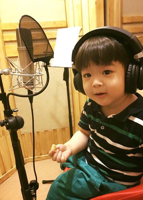 Con trai Nhật Kim Anh đến phòng thu cùng mẹ.