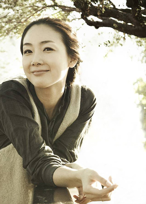 Choi Ji Woo sinh năm 1975, được khán giả biết đến qua loạt phim truyền hình đình đám: "Bản tình ca mùa đông", "Nấc thang lên thiên đường"...
