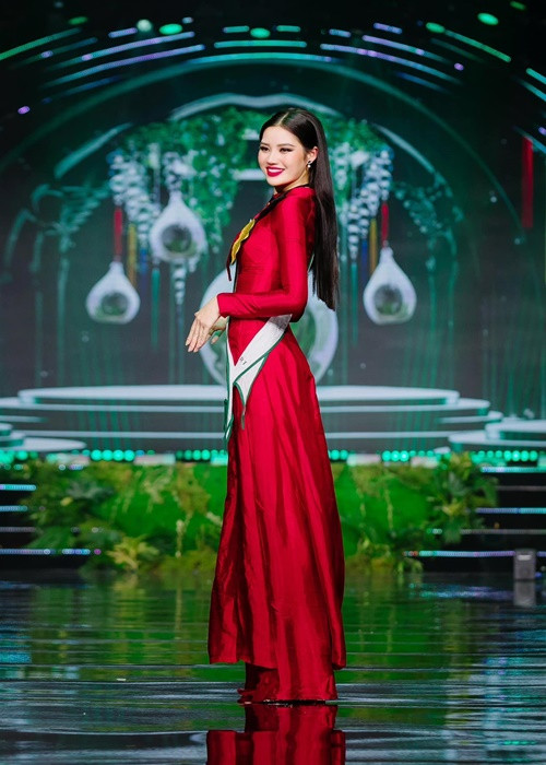 Ngọc Bích tươi tắn, dịu dàng trong tà áo dài. Ảnh: FB Cao Ngọc Bích.
