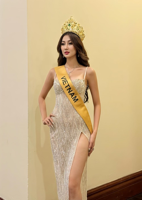 Hoa hậu Quế Anh chuộng mặc trang phục bó sát, cắt xẻ trong những đầu tham gia cuộc thi. Ảnh: FB Quế Anh.