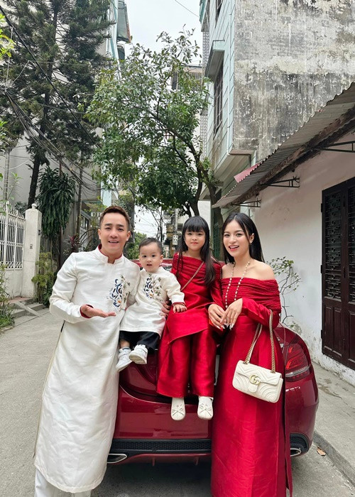 Vợ chồng nam diễn viên phim Độc đạo sở hữu nhà vườn, căn hộ sang trọng, xe tiền tỷ, đồ hiệu và thường xuyên đi du lịch nước ngoài.