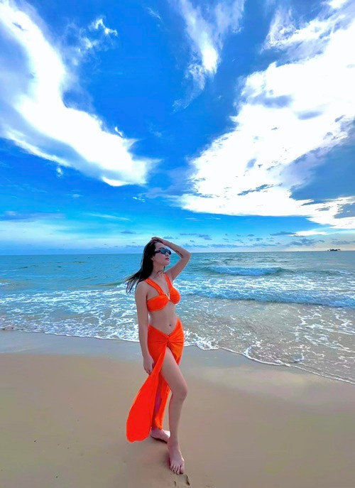Vợ Hà Việt Dũng xinh đẹp như hot girl với làn da trắng, vóc dáng thon gọn, gương mặt khả ái. Ảnh: FB Hà Nhung.