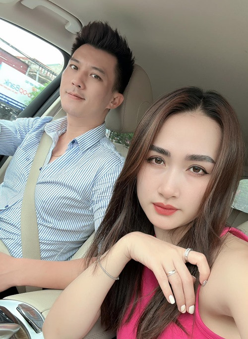 Vợ chồng Hà Việt Dũng chia sẻ trên VTV, quãng thời gian cặp đôi từ bắt đầu tìm hiểu nhau đến khi quyết định kết hôn chỉ khoảng hơn 2 tháng. "Cá tính tôi mạnh mẽ nên khi quyết định cưới anh Dũng chỉ sau một thời gian ngắn quen nhau cũng không làm tôi thấy lăn tăn hay suy nghĩ gì", Hà Nhung nói. Ảnh: FB Hà Nhung.