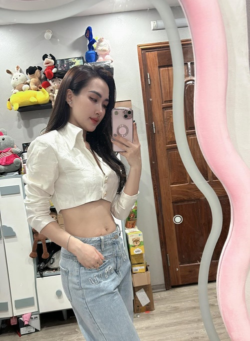 Vợ Hà Việt Dũng chuộng trang phục khoe eo con kiến. Ảnh: FB Hà Nhung.