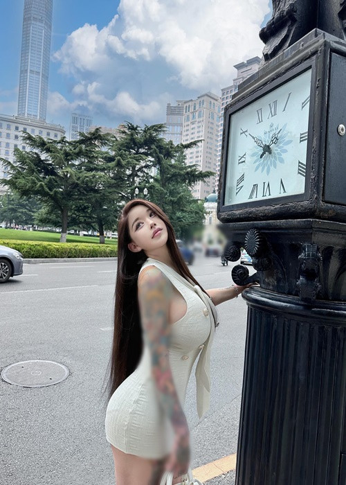 Gina không ngại khoe các hình xăm.