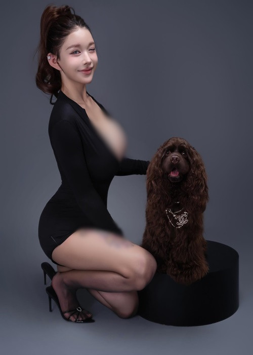 Hot girl siêu vòng một sở hữu nhiều hình xăm "khủng" ở chân, tay, lưng.