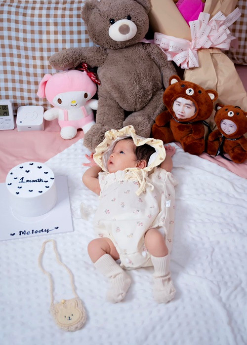 Bằng Cường - Bảo Anh chưa kịp tổ chức tiệc đầy tháng cho bé Melody. Bởi vậy, cặp đôi chụp ảnh kỷ niệm cho ái nữ. Ảnh: FB Bằng Cường.