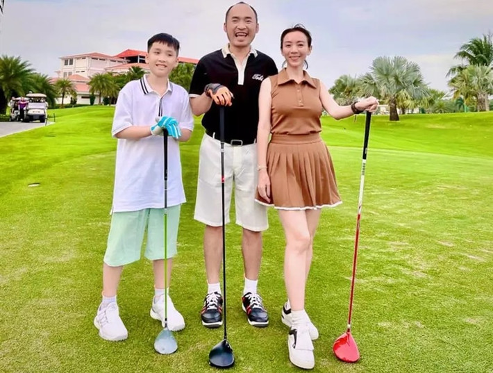 Cặp đôi thường đưa con đi du lịch, đánh golf. Ảnh: Vietnamnet.