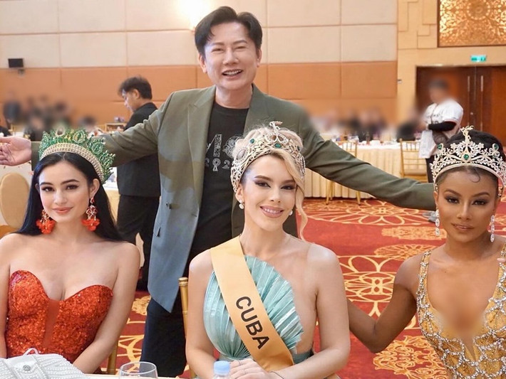 Macarena Chamberlain khoe vẻ gợi cảm bên các thí sinh Miss Grand International 2024 và ông Nawat trước khi bỏ thi. Ảnh: Instagram Miss Grand Costa Rica.