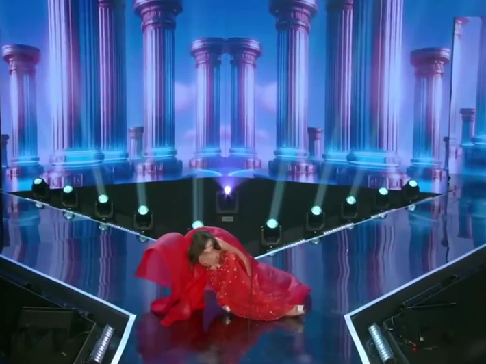 Trong đêm thi Jury session của cuộc thi Miss Cosmo 2024, Anastasiia Panova không may té ngã. Ảnh: Vietnamnet.