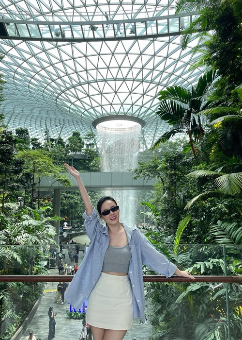 Trên trang cá nhân, diễn viên Midu khoe loạt ảnh du lịch Singapore vào cuối tháng 9.