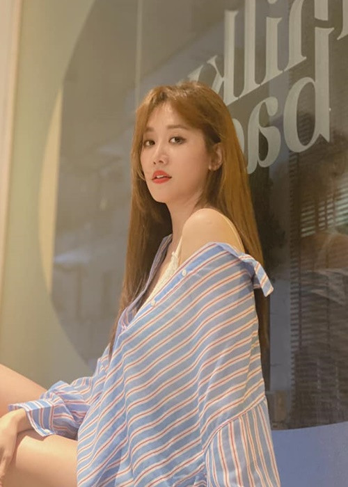 Hari Won gắn liền với màu tóc nâu. Tuy nhiên, tháng 1/2022, cô quyết định "chơi lớn".