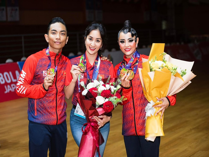 Khánh Thi đảm nhận vai trò huấn luyện viên ở SEA Games 31. Cô hỗ trợ chồng và bạn nhảy tham gia thi đấu. Ảnh: FBNV