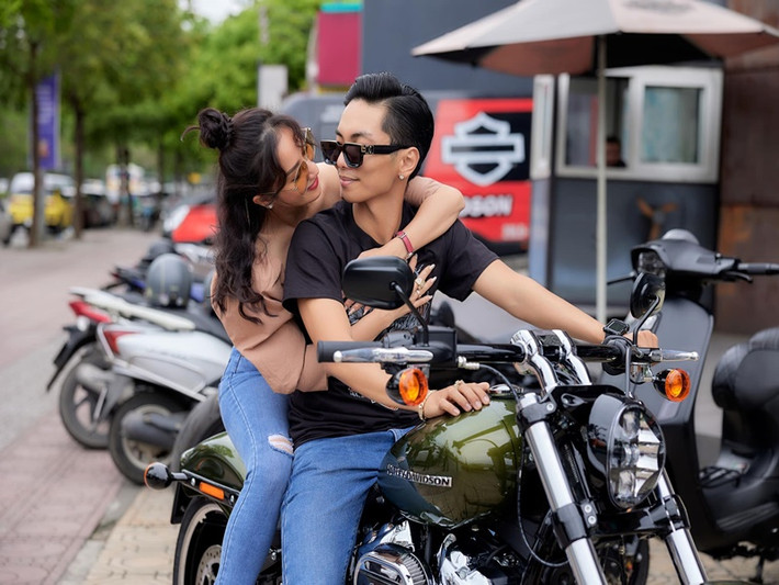 Trong buổi nhận xe, Phan Hiển và bà xã thể hiện tình cảm ngọt ngào dành cho nhau. Ảnh: FBNV