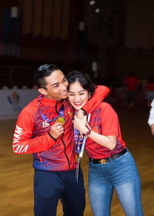 Vợ chồng Phan Hiển liên tục tình tứ ở hậu trường SEA Games. Ảnh: FBNV