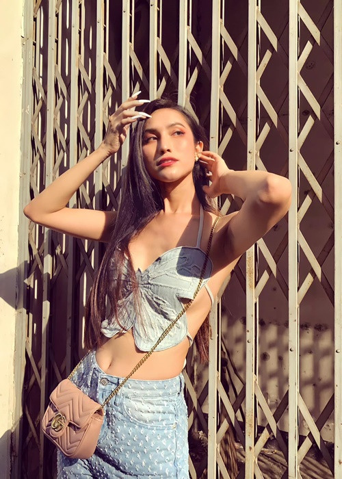 Ngoài chinh phục các cuộc thi sắc đẹp, mỹ nhân chuyển giới còn hoạt động âm nhạc.