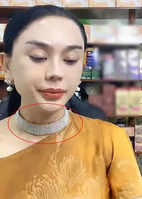 Thực tế, không ít lần, Lâm Khánh Chi để lộ vùng da cổ kém mịn màng không như khi trang điểm kỹ lưỡng. Ảnh: Công lý và xã hội