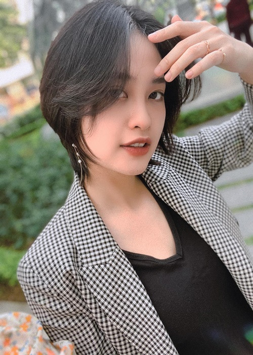 Chia sẻ về lần thi nhan sắc này, Thúy Hằng cho biết bản thân cô muốn trở thành một người truyền cảm hứng về sự nỗ lực trong cuộc sống.